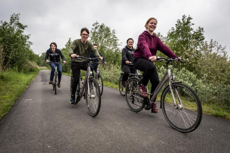 4 leerlingen leren fietsen in het groen op De Leerexpert Burchtse Weel